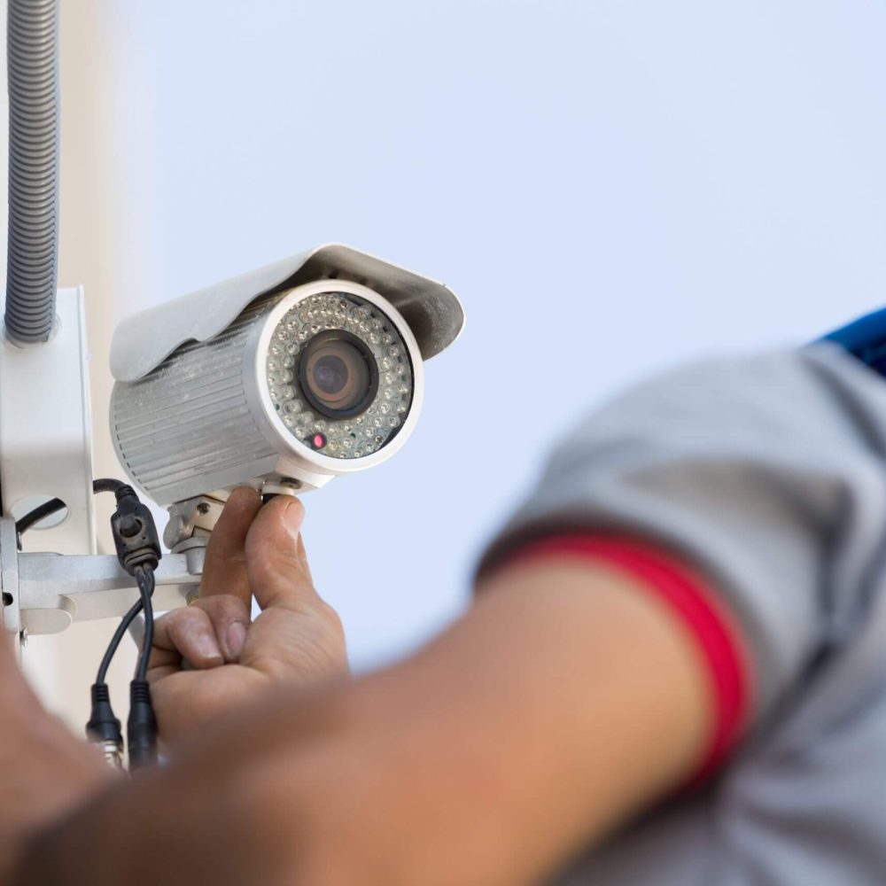 man installingthe cctv camera